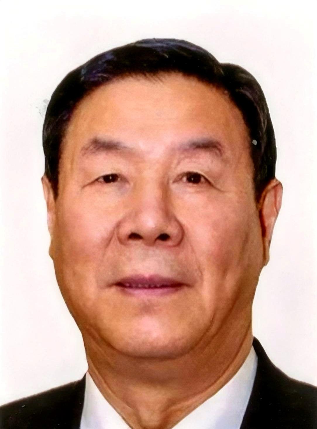 他从车间技术员一路干到厂长，43岁那年又被破格提拔，直接当上丹东市副市长，这履历