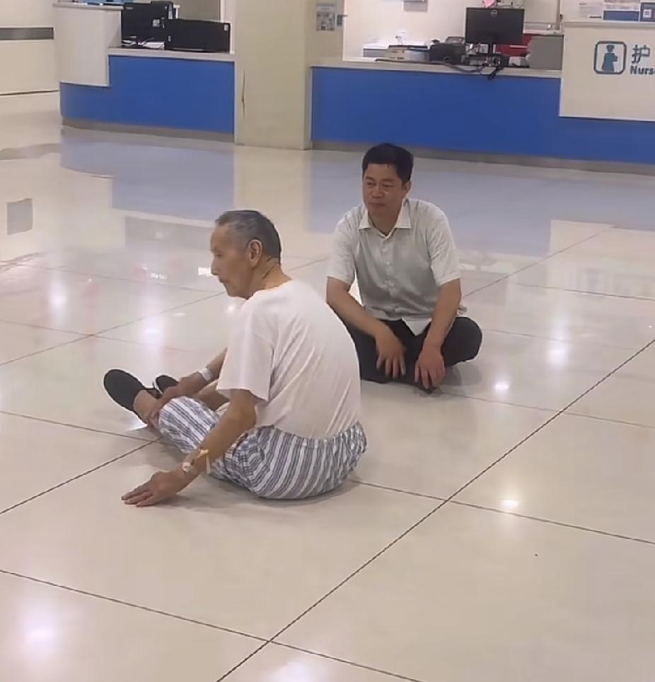 已是凌晨2点多钟了，老人还坐在医院大厅里不肯睡觉，老人儿子的一个举动，让人看着感