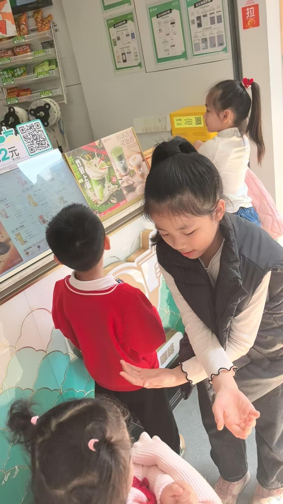 米米不在家～跑去和姐姐弟弟妹妹们玩了我又恢复了自由身大姨把孩子们带得很开心新浪育