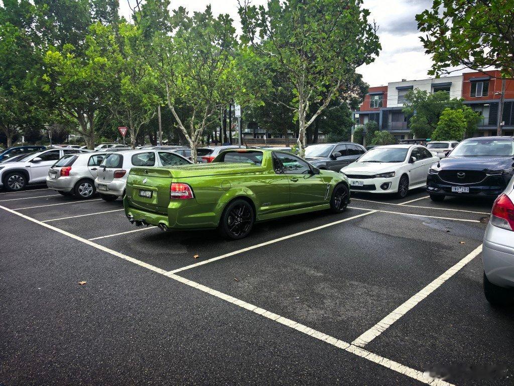 非常土澳的车型之一另外一个是重装的SUV，接近角巨大，后部功能箱拉满 