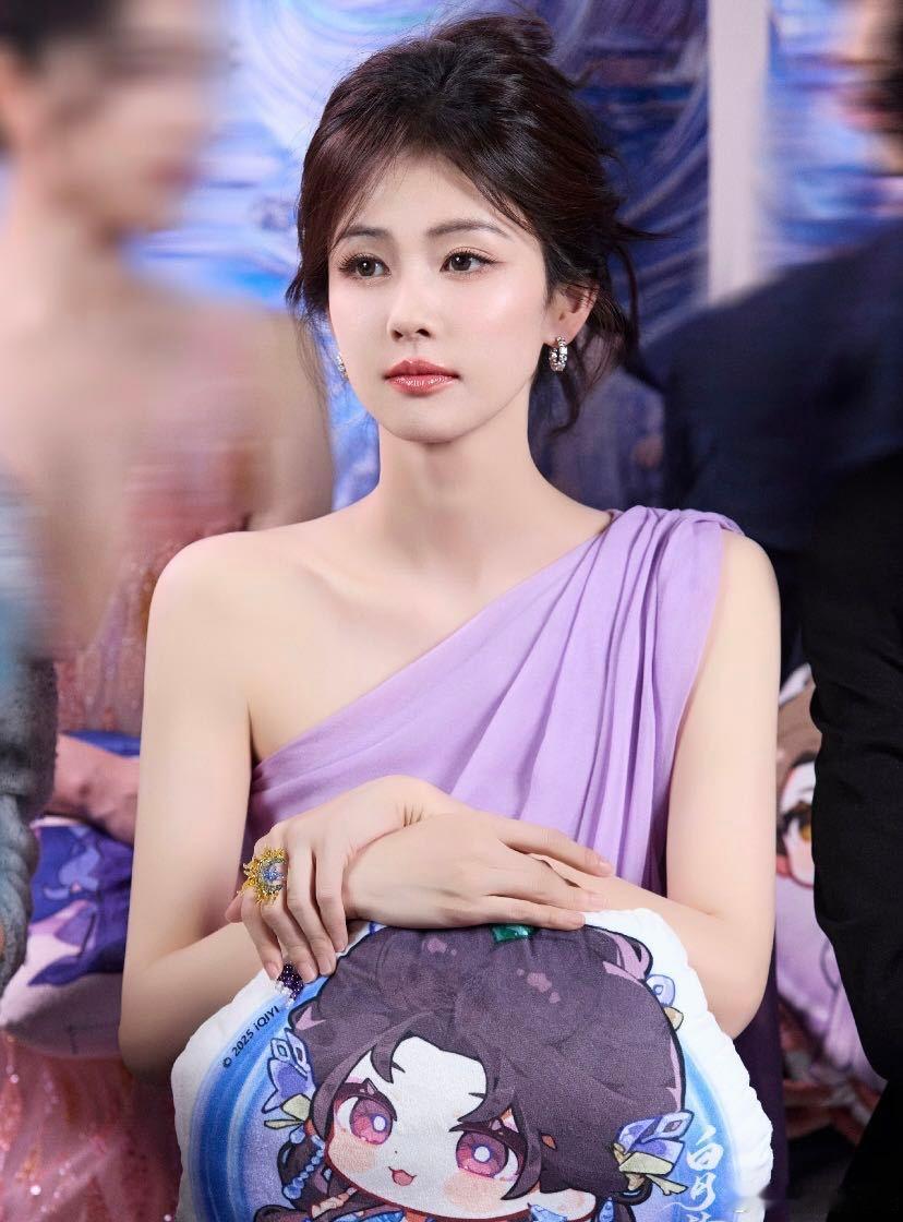 原来这么多女明星都喜欢紫色发现女明星对于紫色的造型真的还是挺偏爱的呢，而且很多的