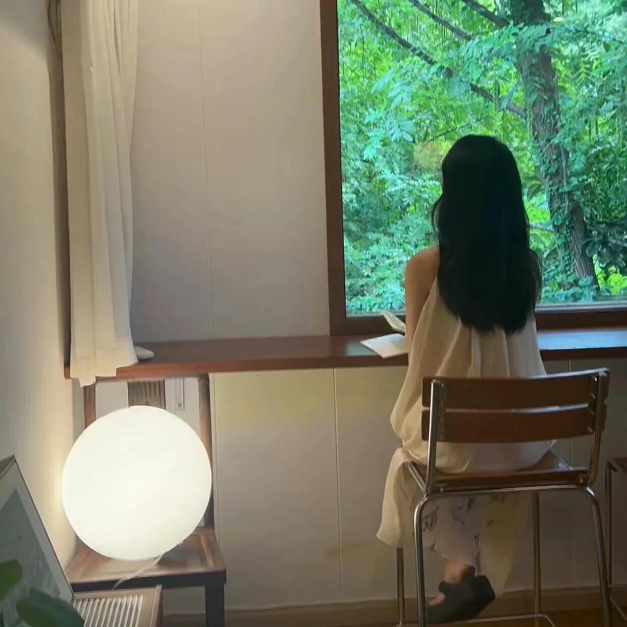 度娘都搜索不到的九月文案：
1.	“九月，告别夏日的浮躁，迎接秋日的宁静。”
2