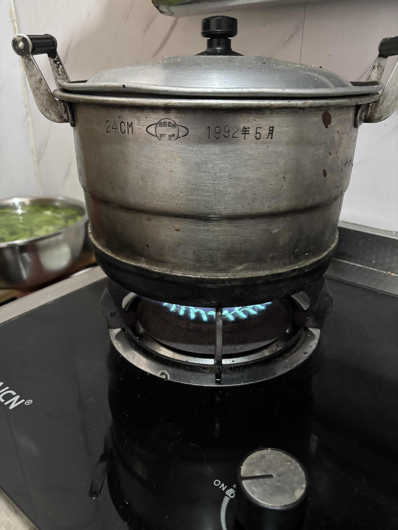 阳历年放假回老家，我见到一口已用了34年的铝锅。这锅的“年纪”比我还大，锅面上尽
