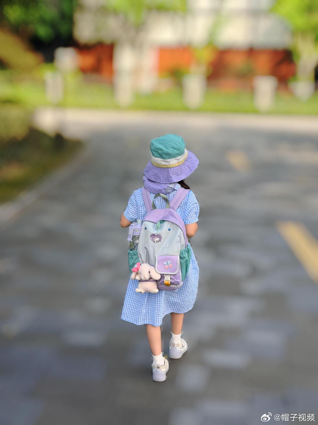 林峯送女儿上小学林峯低头看女儿的样子，温柔到犯规。林峯女儿上小学了