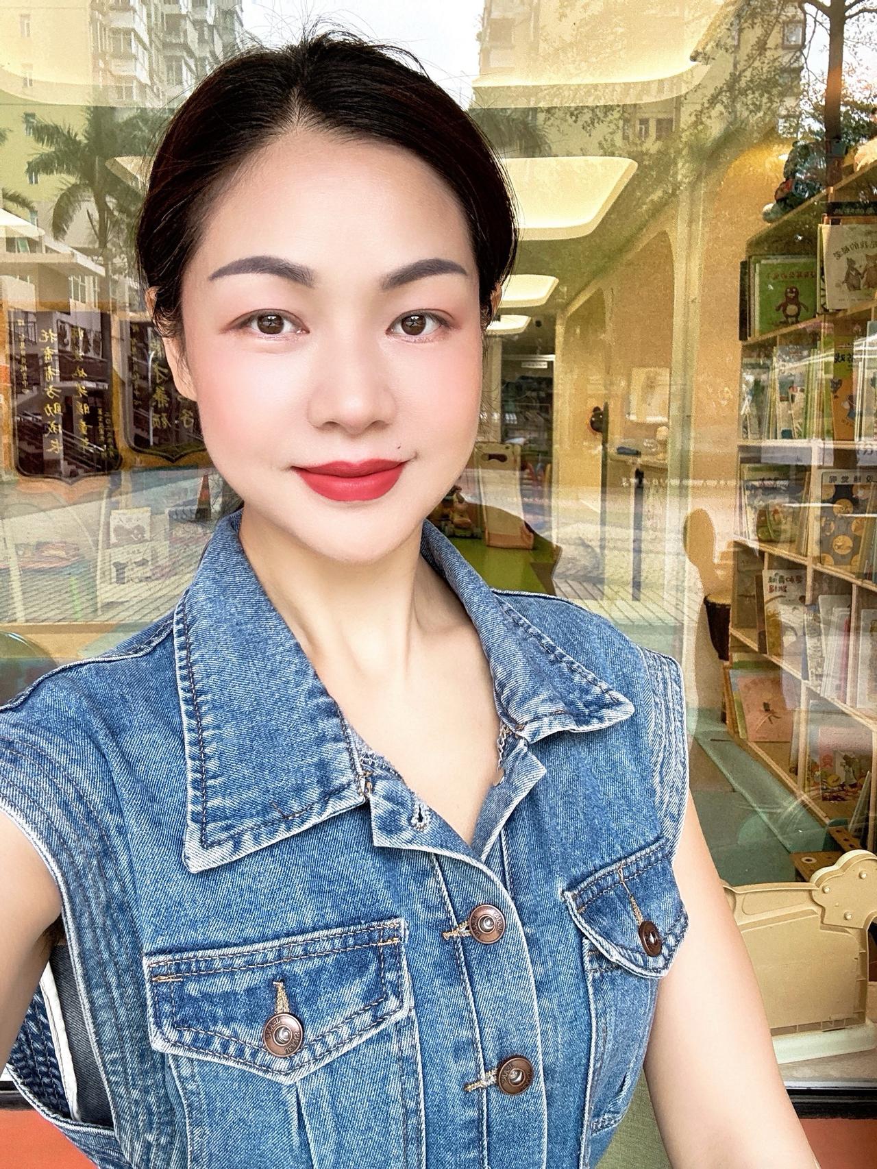 把琐碎过成诗意，让平凡自带光芒。每天更新自己的生活 每天都是绝版的自己 自信温柔