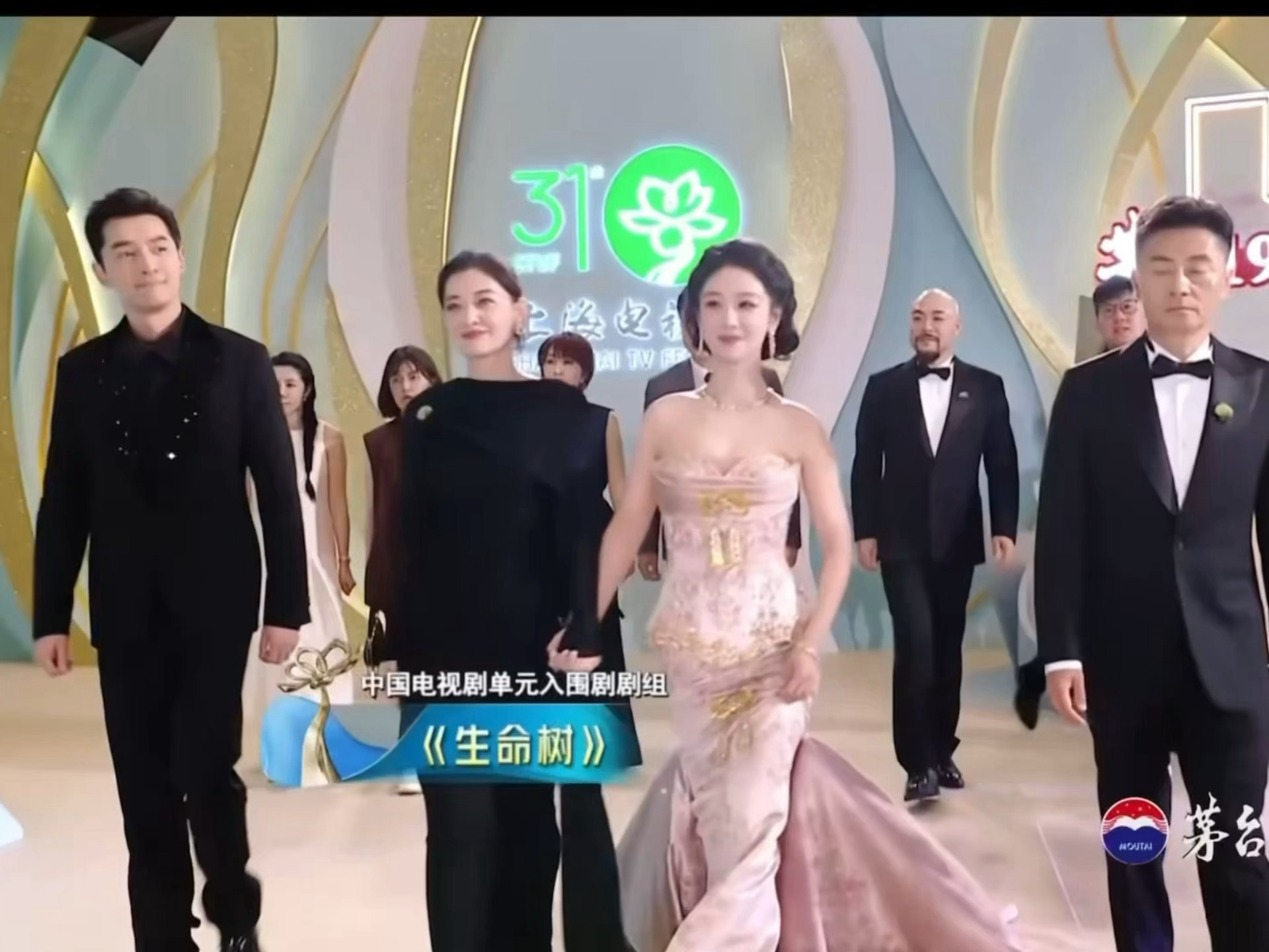 杨紫穿了祖海顶级高定就这么和麻麻萌萌的出现啦 