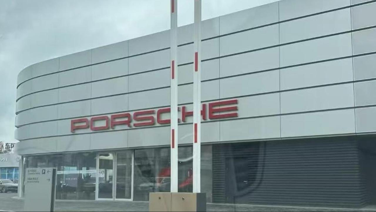 保时捷经销商关店停业
据报道贵阳孟关保时捷中心总经理带头连夜转移展厅车辆，同一天