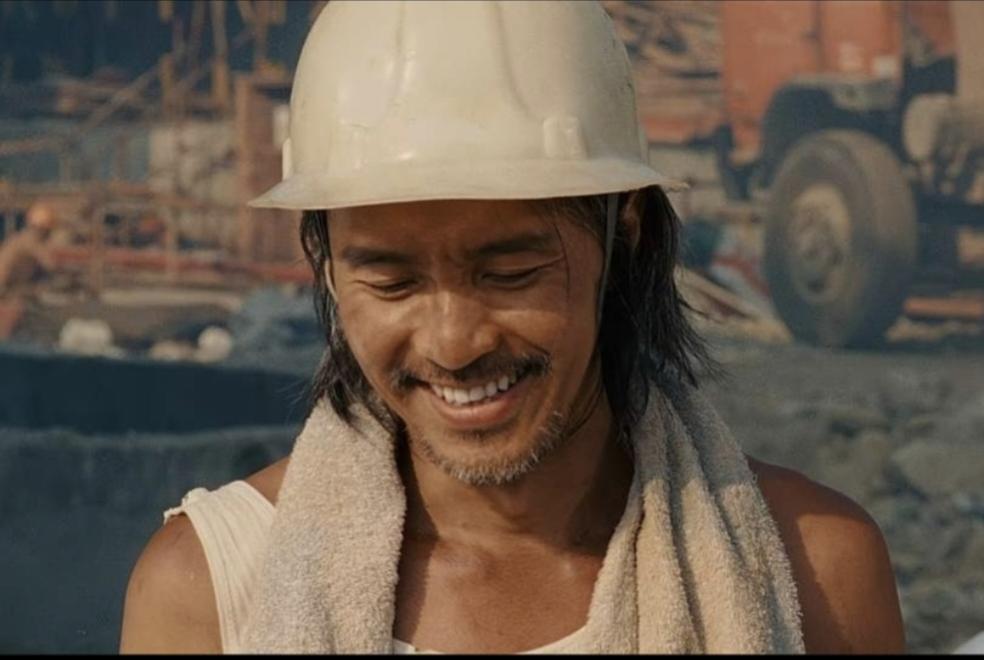 周星驰在《长江七号》里，饰演民工周铁。当初为了演好农民工这个角色，他特意去走访附