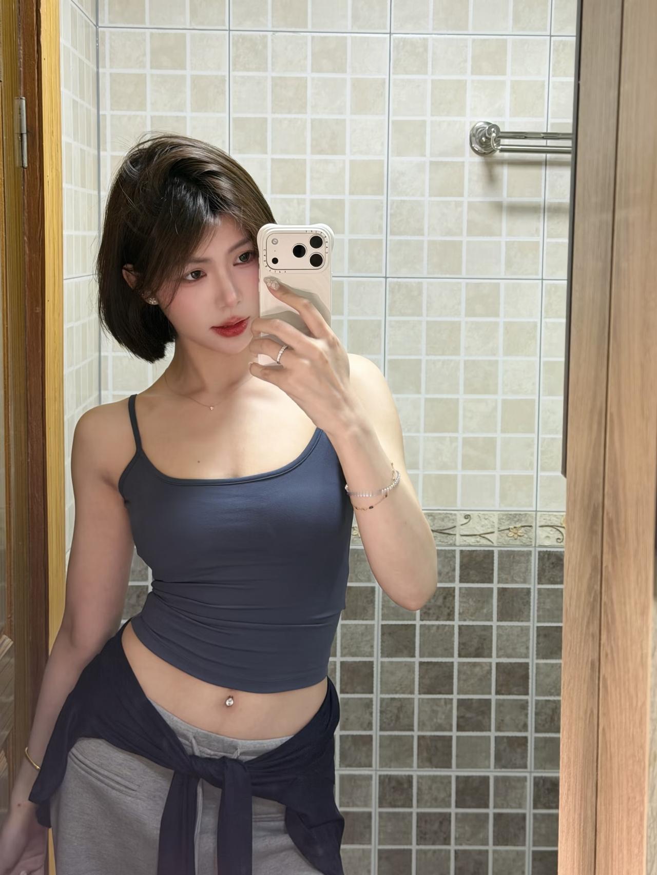 那些与我们奔赴光亮的人值得我们以璀璨相迎风过裙摆，褶裥成诗
果敢落笔，写下浪漫注