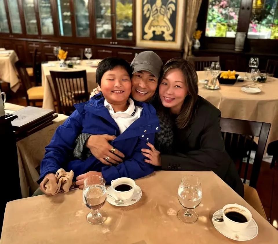 杜德伟这大儿子虎头虎脑的，非常讨人喜欢！

杜德伟曾经很火的一位演员兼歌手，他的