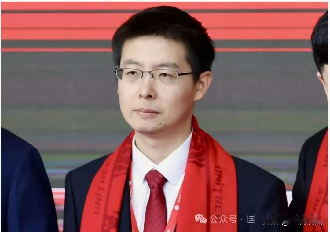 敲钟上市，人生高光时刻，王兴兴为何会如此表情？