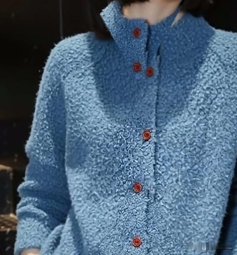 感觉这个上衣现在穿正合适，可是要加微信关注之类的一大套，有些麻烦。