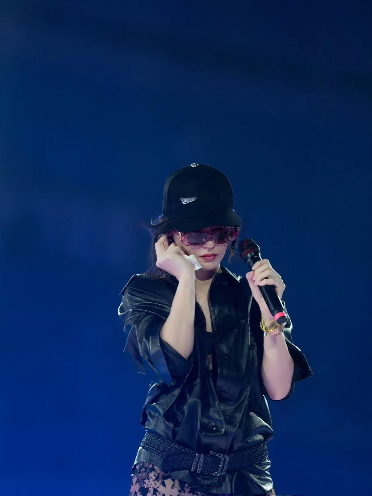 李昊演唱会嘉宾 张柏芝 华纳签约后首次公开演出献给了红馆！张柏芝将亮相李昊演唱会