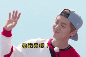 连跨年朋友圈素材都能预制了提前半个月就开始准备，选好氛围感照片，写好走心文案，跨