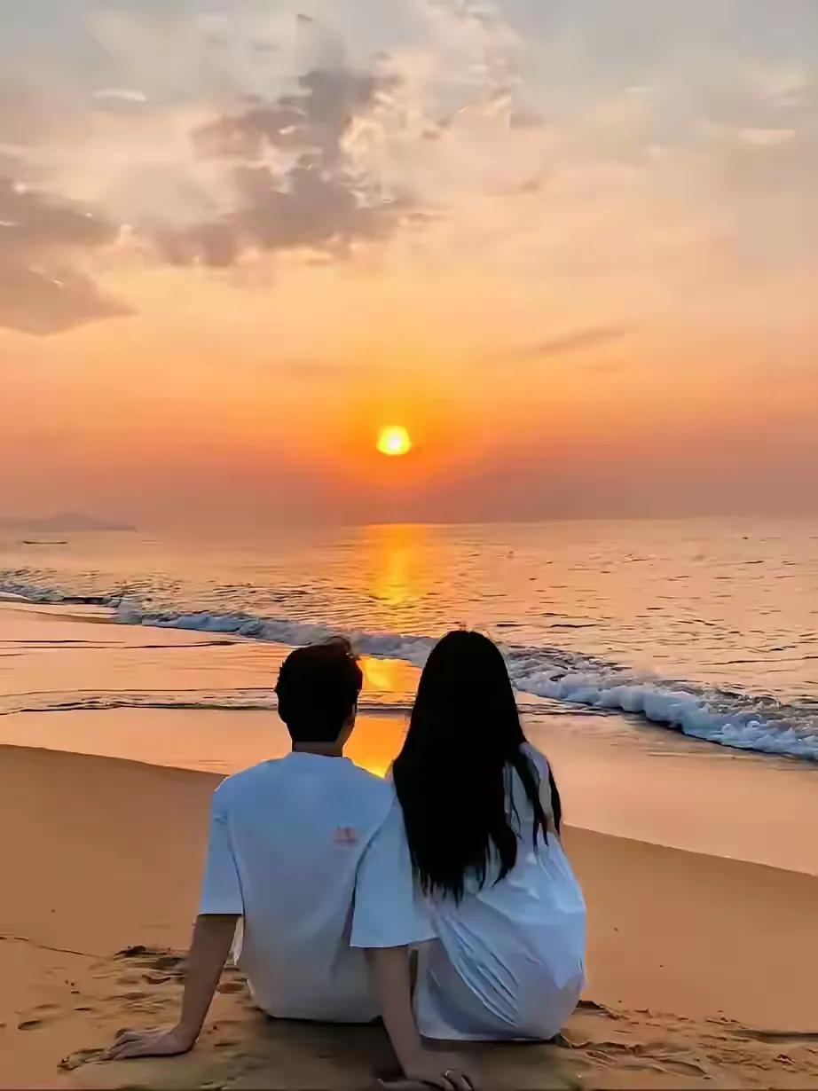 一段很深情的情话：
“爱情里有两次卑微，一次是你热烈地喜欢一个人，想得到他，拼命