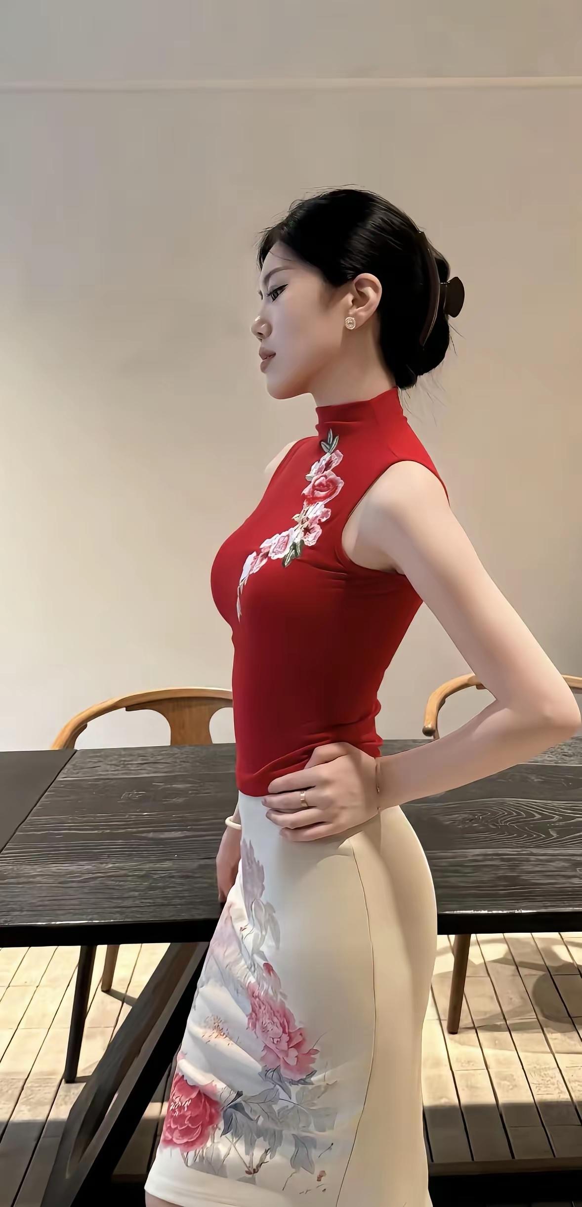 优雅气质穿搭，红色高领上衣搭配花卉长裙，尽显女性魅力！