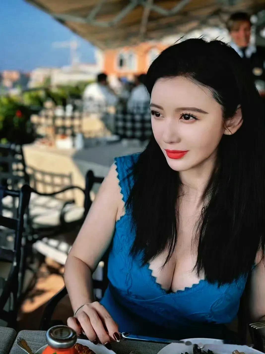 张萌青丝红唇，妩媚倾城