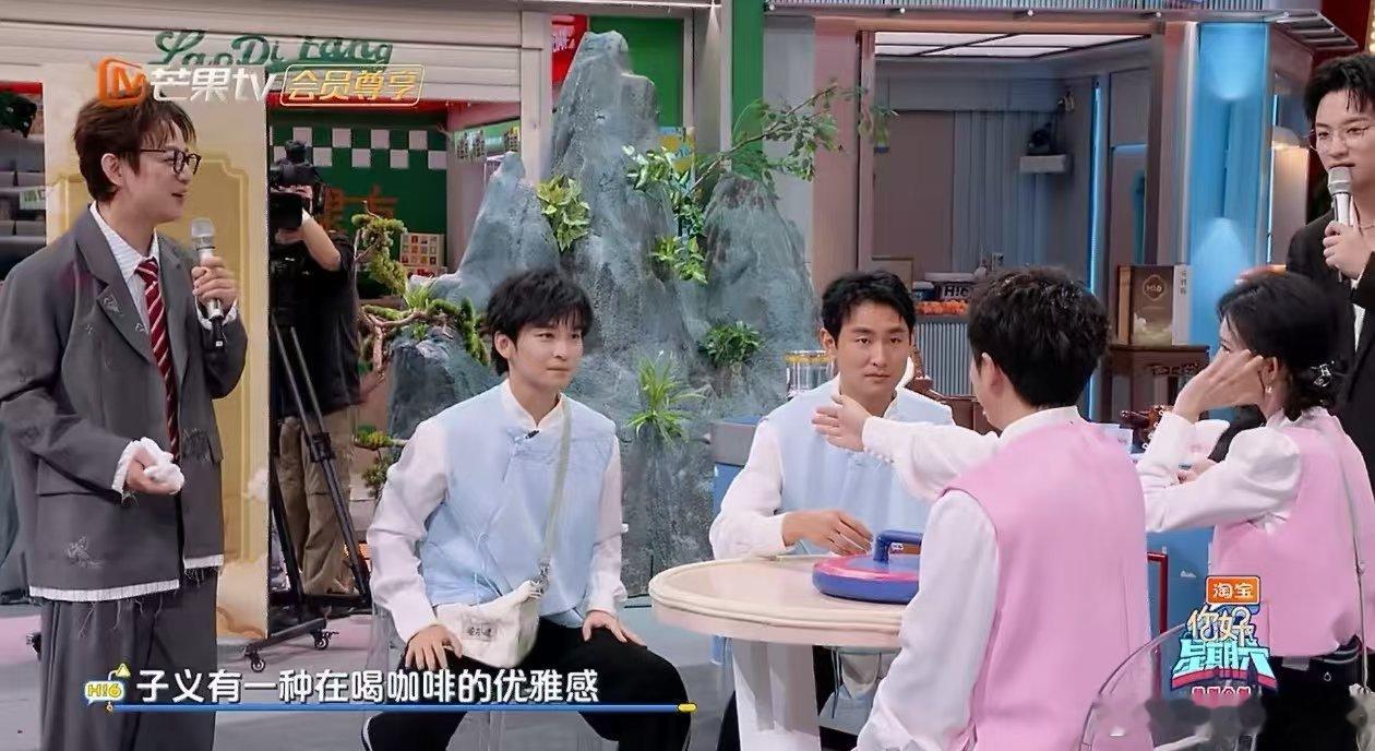 孟子义泼水像喝咖啡一样优雅你好星期六 笑到打鸣！孟姐在“321，看这边”泼水，别
