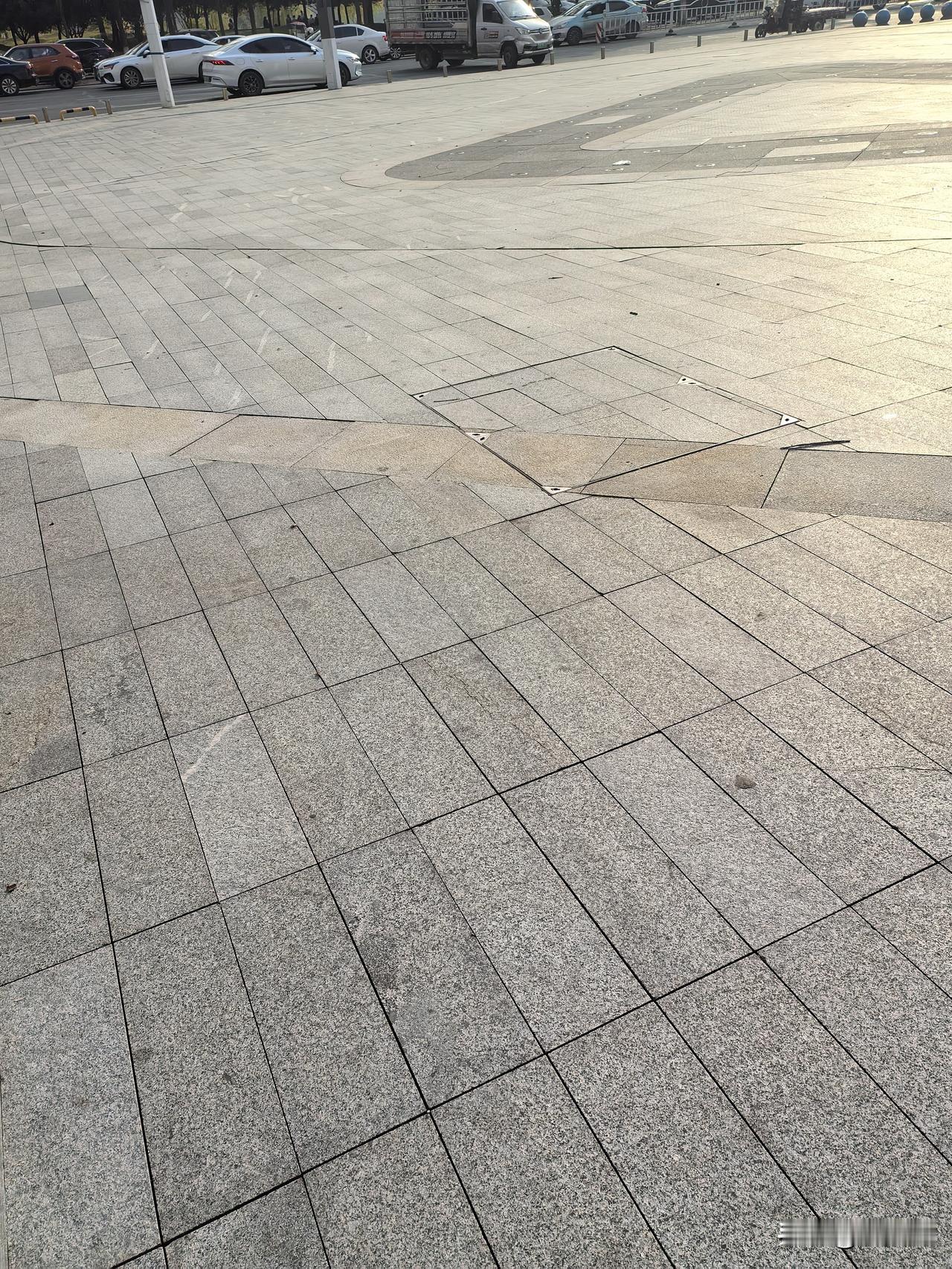 现在未成年人抽烟的可真不少啊。
刚刚我走着走着，竟然发现了三个抽烟的未成年女孩。