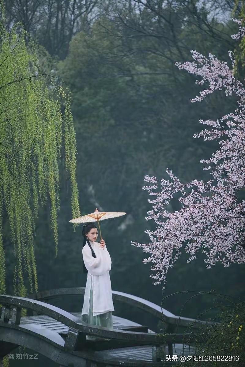 上联:春花春柳醉春光
下联:秋果秋枫迷秋韵