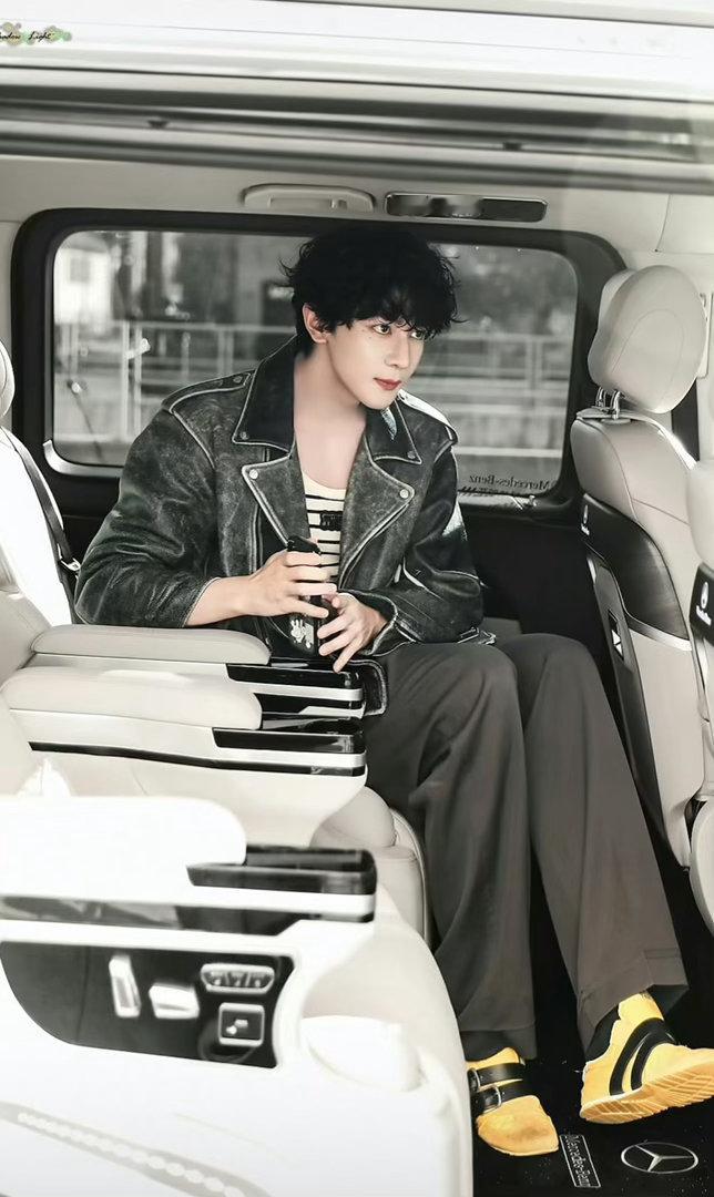 夏之光这次不藏着掖着了 之前还在想他什么时候放图，结果一放就是十八连击。从温柔到