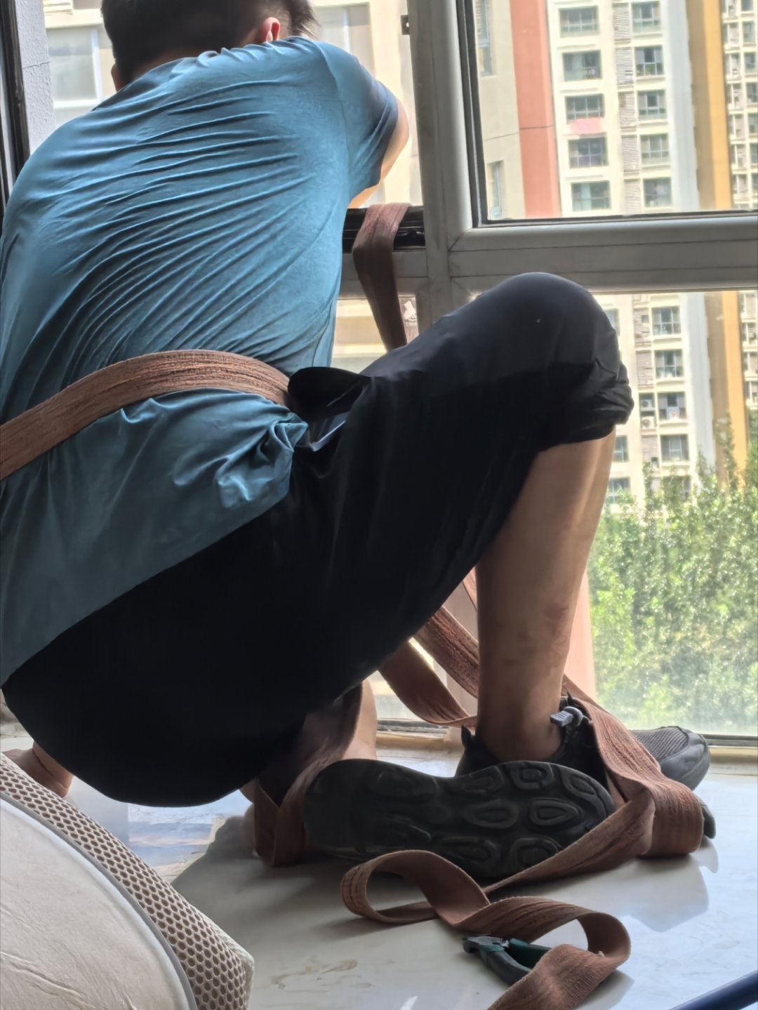 俺是真佩服这些高空作业的人，看着都害怕
