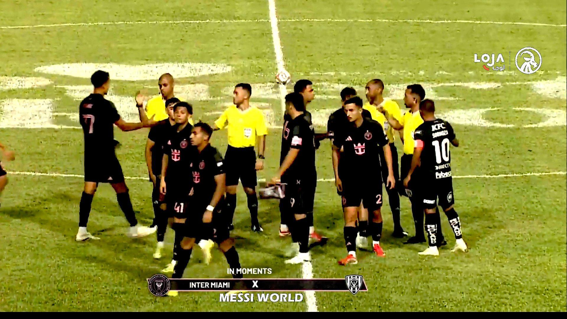 这比赛真的很友谊球衣都是黑色的……只能靠球衣上的字符颜色区分梅西迈阿密国际