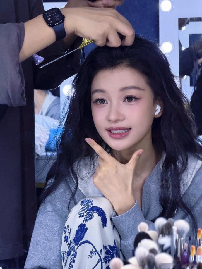 看孙怡探案就李小冉这样翻出大侦探黑金大劫案重刷，孙怡饰演的浣熊帮老大依旧让人眼前