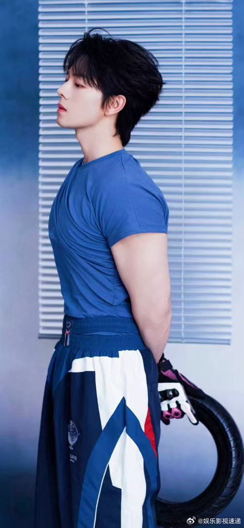 曾辉A爆了 曾辉这次真的把型男质感拉到新高度了，身形比例在线不说，整个人的气质也