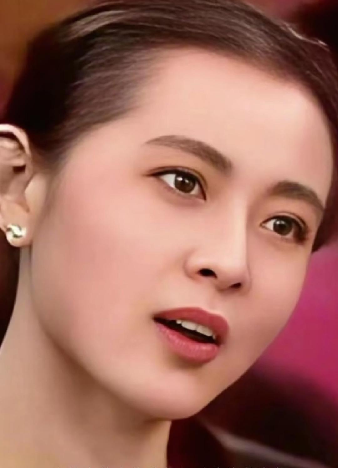 倪萍，曾被称为“央视最美主持人”，她的人生就像一部波澜壮阔的史诗。
在央视的舞台