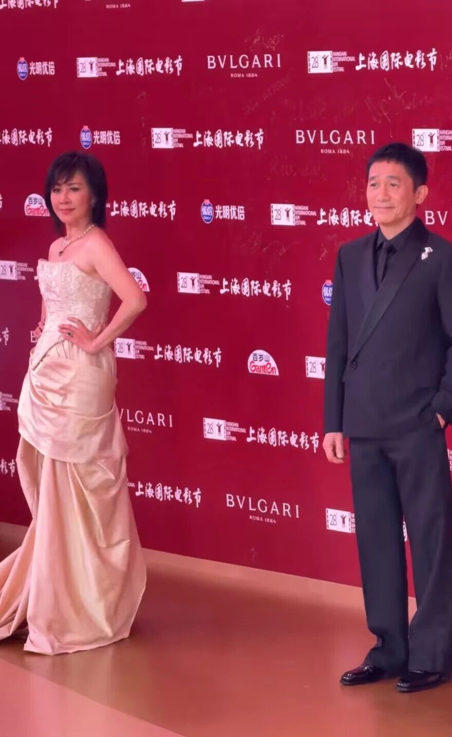 #200多位中外影人走上亚洲第一红毯#【第28届上海电影节红毯仪式今晚举行】#刘