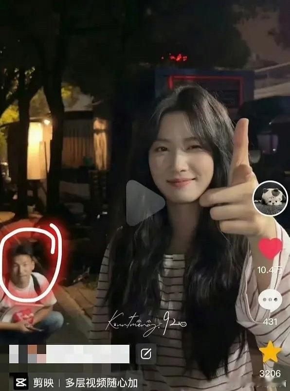 机场敲头男子疑似跟踪卢昱晓 啊？？机场敲卢昱晓头的男子疑似跟踪狂 ​​​