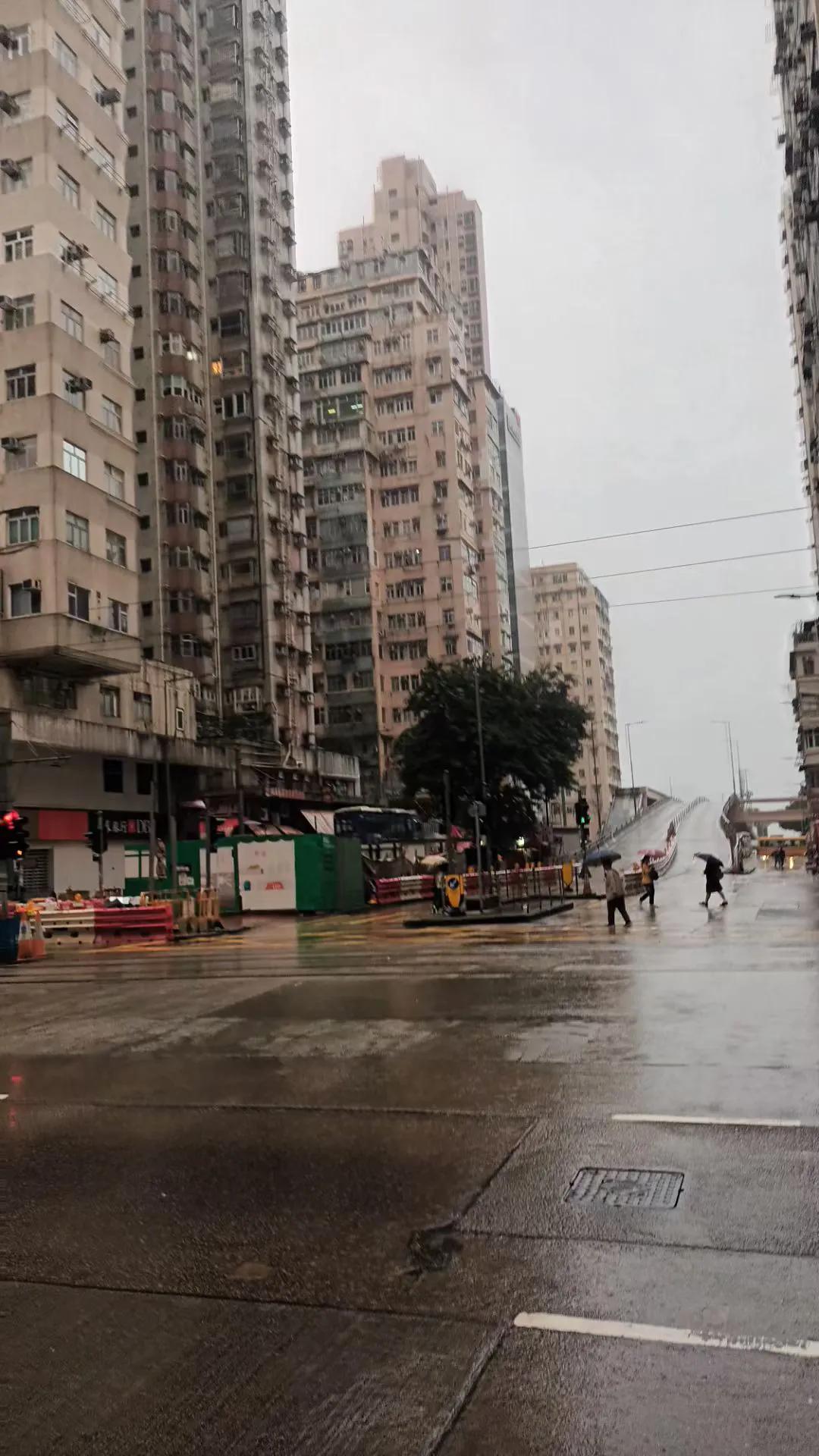 气温骤降小雨淅淅，四季更替温差变化这才是正常的年轮岁月。早上好！