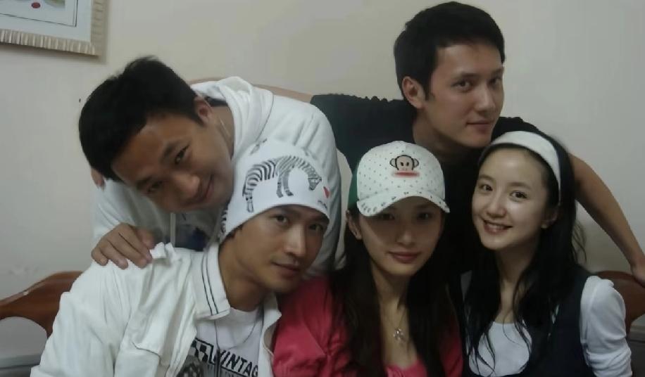 虽然我觉得于正爱❤️何晟铭有点炸裂💥，但是我挺相信他对何的感情，跟其他公司员工