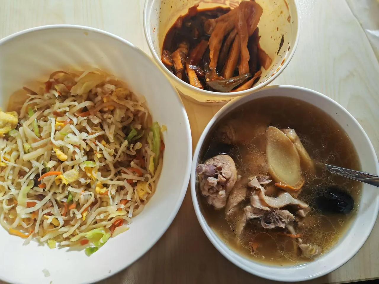 晚膳时分，桌上摆着炒饼，搭配着一碗鸡汤，旁边还放着一碟小咸菜。这般搭配，堪称完美