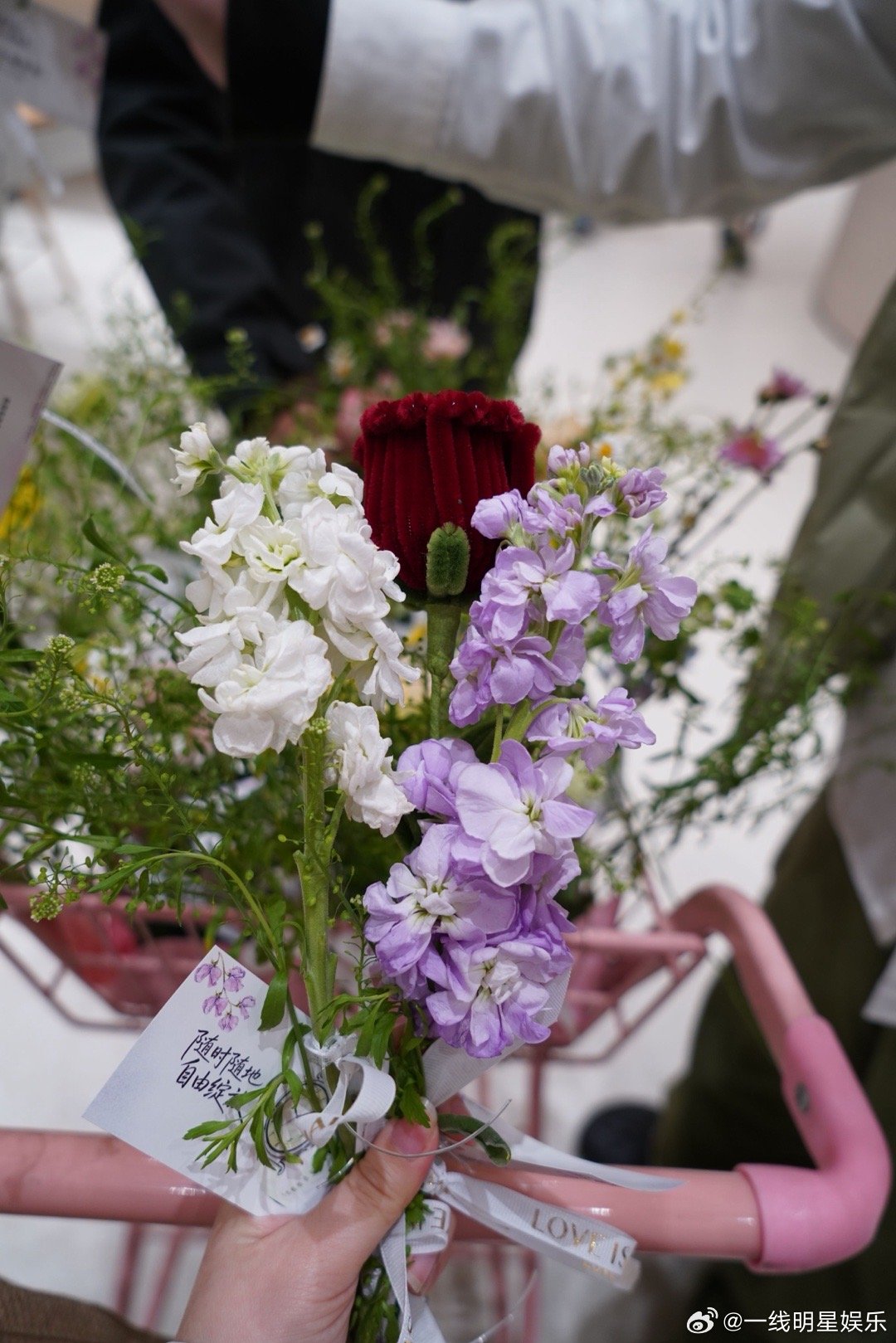 全国多地出现派花使者杭州街边随机刷新送花NPC城市街角的浪漫不期而遇！杭州随机刷