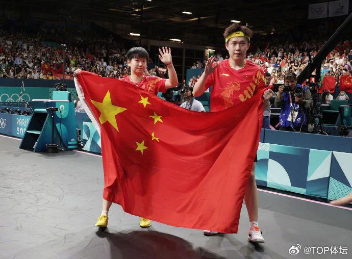 #中国红我为你骄傲# 体育虽无国界，但运动员们心中怀着对祖国的挚爱深情。中国代表