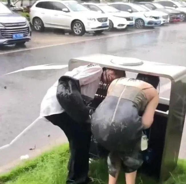 哎呀，下雨了，忘记带伞了，躲躲吧！[捂脸][捂脸]
