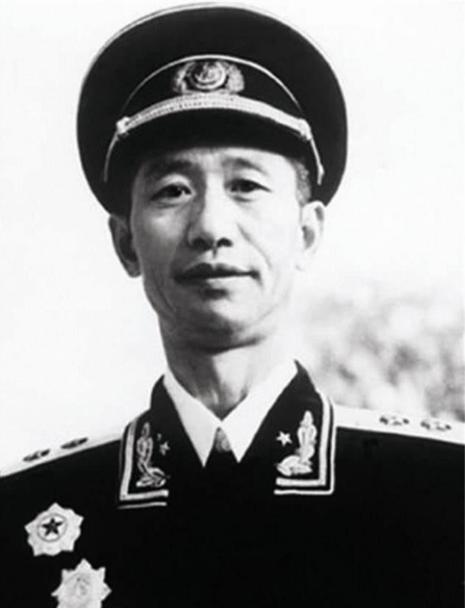 1933年，红九军军长何畏突然拔出手枪，对准作战科长周希汉的脑袋，连开5枪，子弹