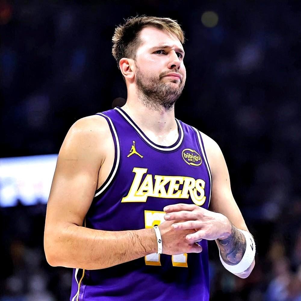 东契奇真敢说啊！

湖人主场刚打完冰球就铺地板，冷凝水搞得地面跟溜冰场似的，东契