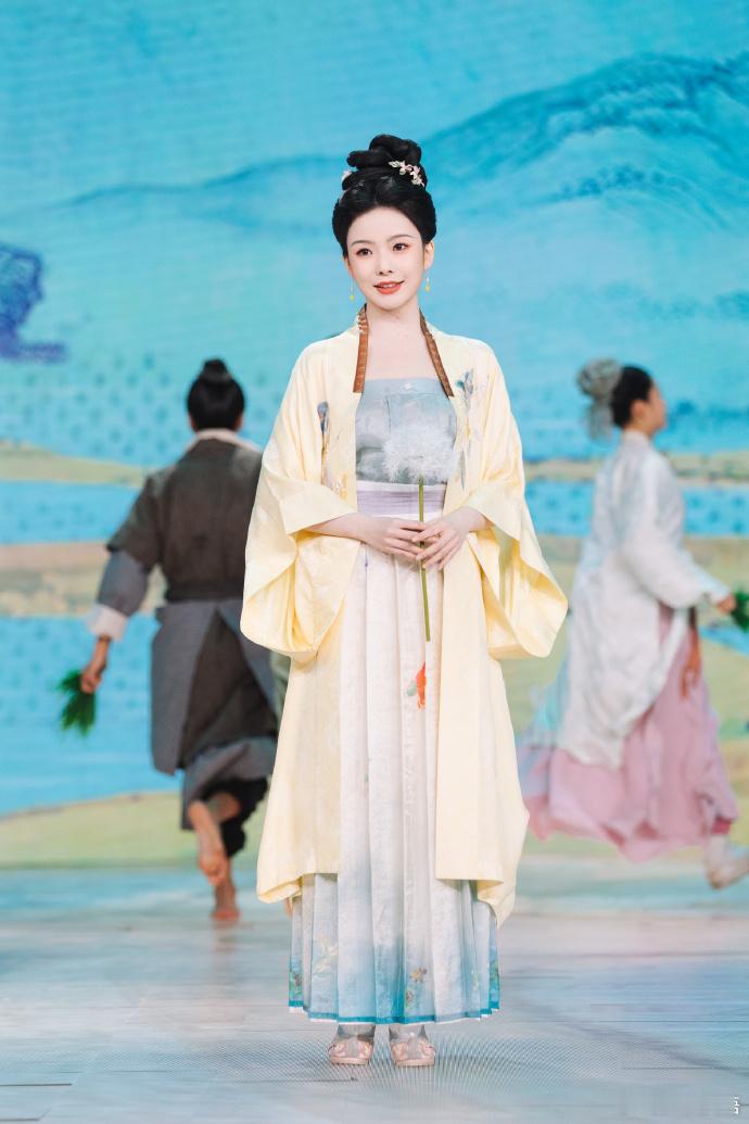 陈卓璇身着一袭淡雅汉服，仿佛穿越时空，成为了一位古代画卷中的仙子。她身上的汉服采