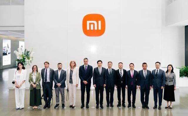 西班牙首相佩德罗·桑切斯今天中午到访了小米总部，并参观了小米之家总部店。
一个细