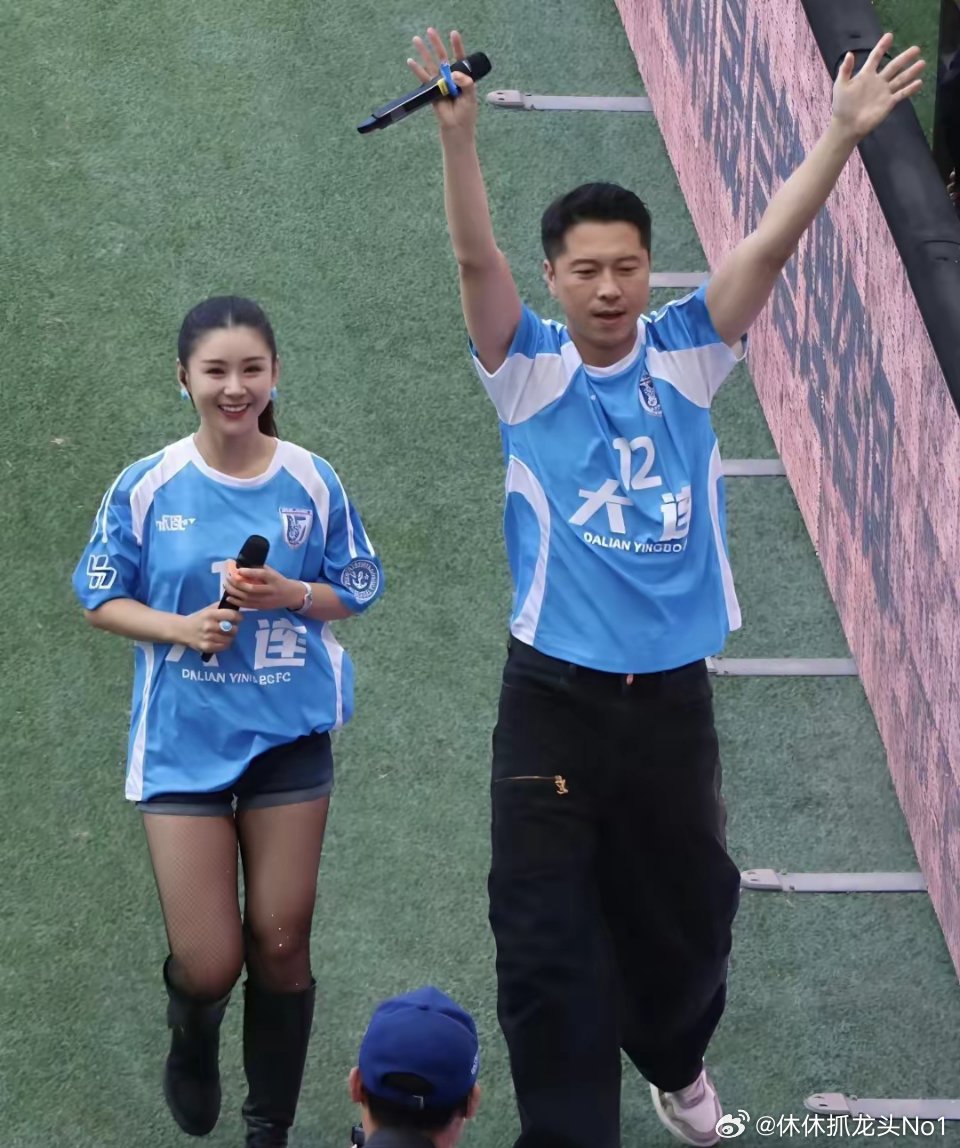 王雷夫妇熬夜看世界杯，李小萌卸了妆在客厅坐着，40岁的她素颜皮肤细腻不输小姑娘，