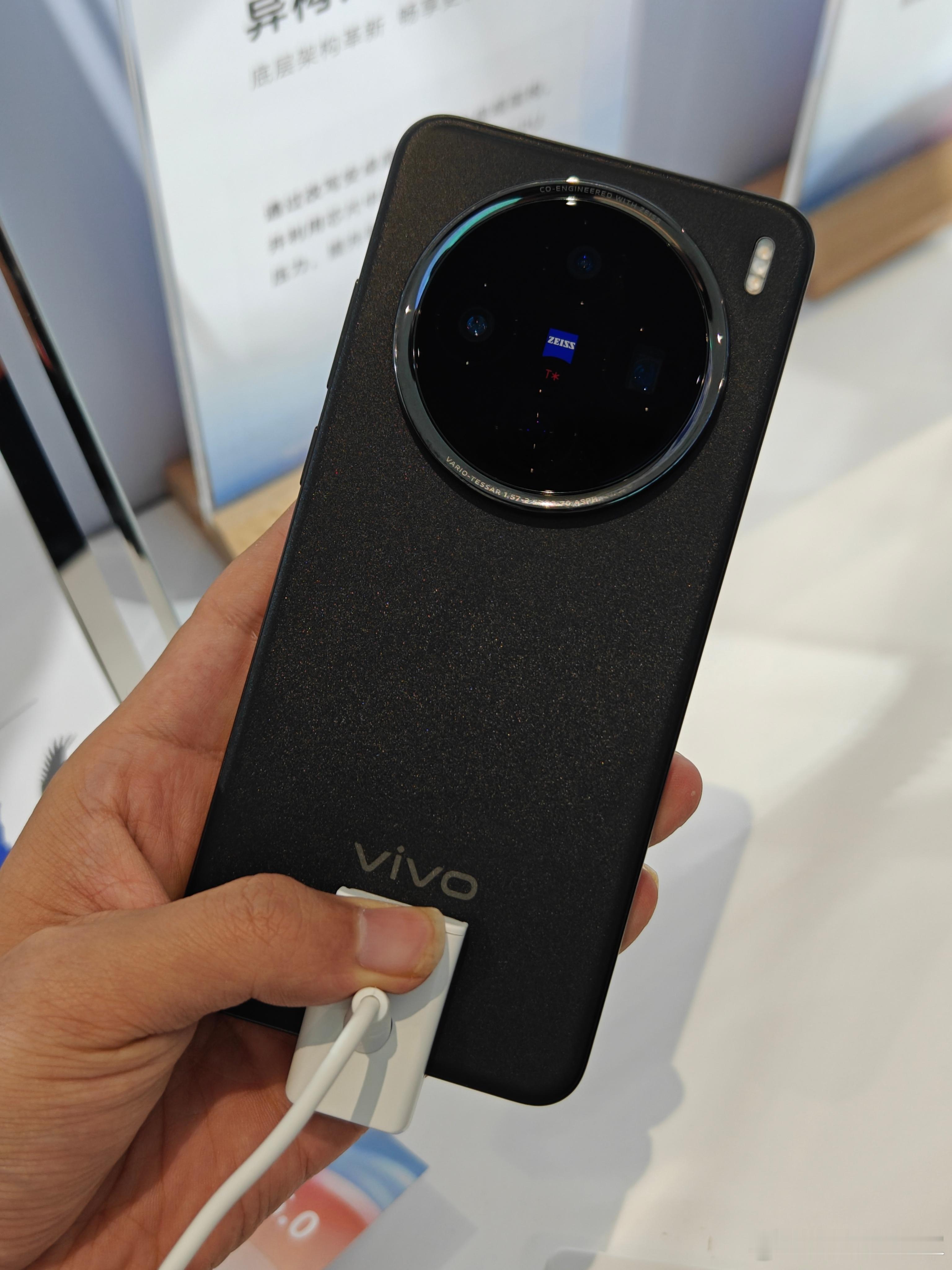 在体验区摸到了vivo X200标准版， 正面全等深微四曲屏幕，你们觉得怎么样[