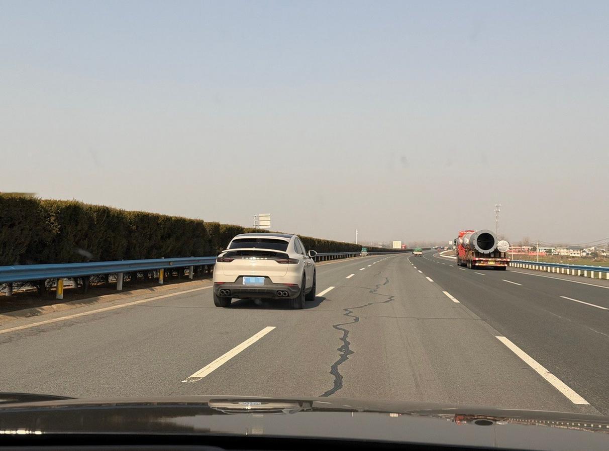 比龟速车更恼人 都快L3时代了 车道保持有那么难吗？
稳定保持在一个车道内行驶，