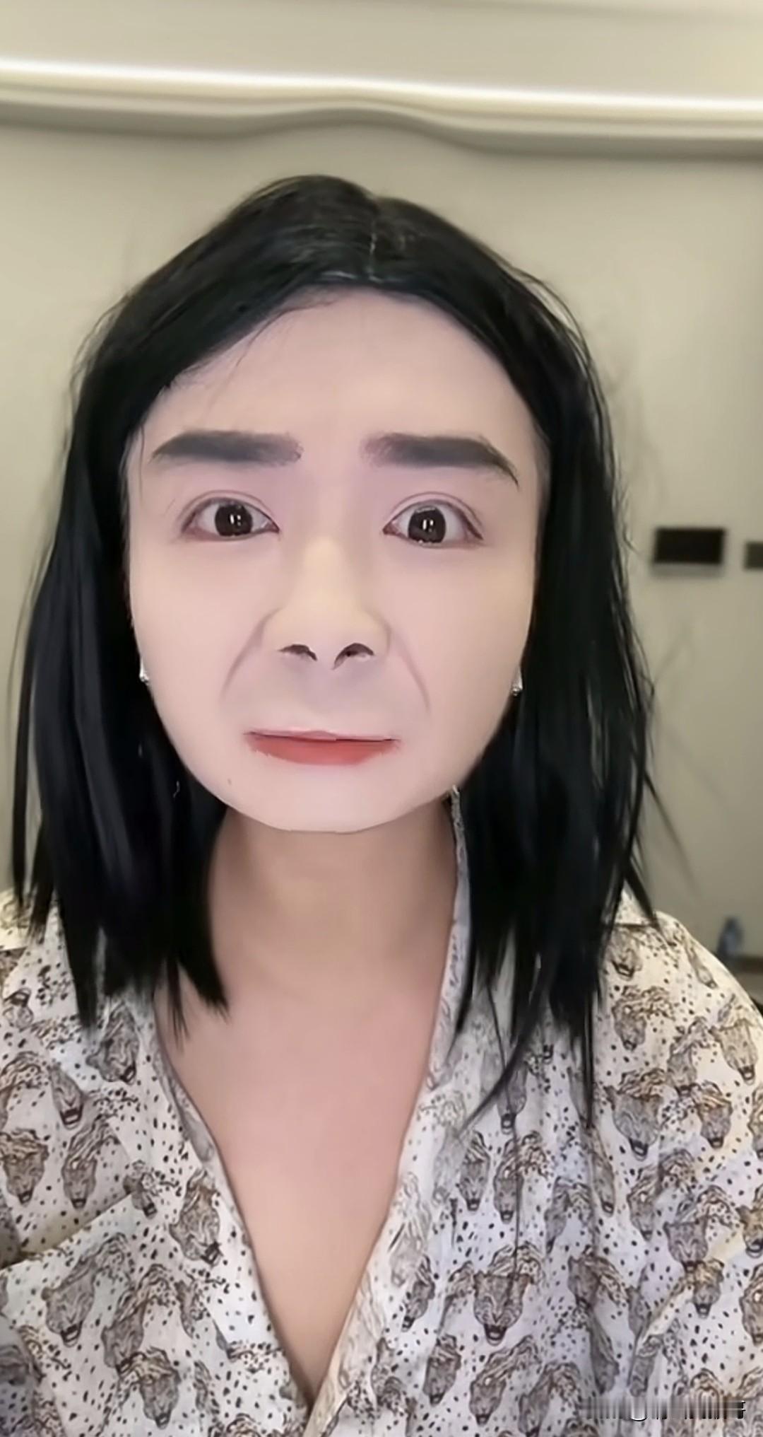 这是一位男网友仿妆的一位网络热议人物，不得不说还真有七分神似