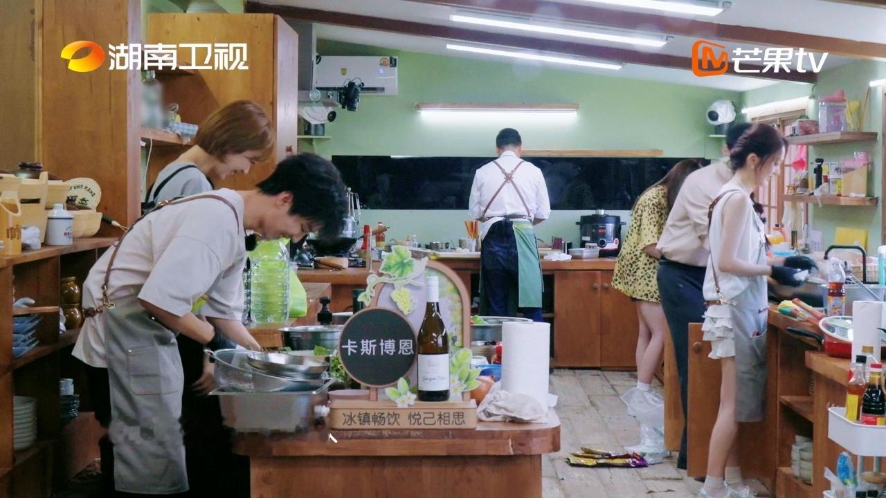 王俊凯黄晓明尽说些王俊凯接不住的话中餐厅 王俊凯处理折耳根本想吐槽是生锈的味道，