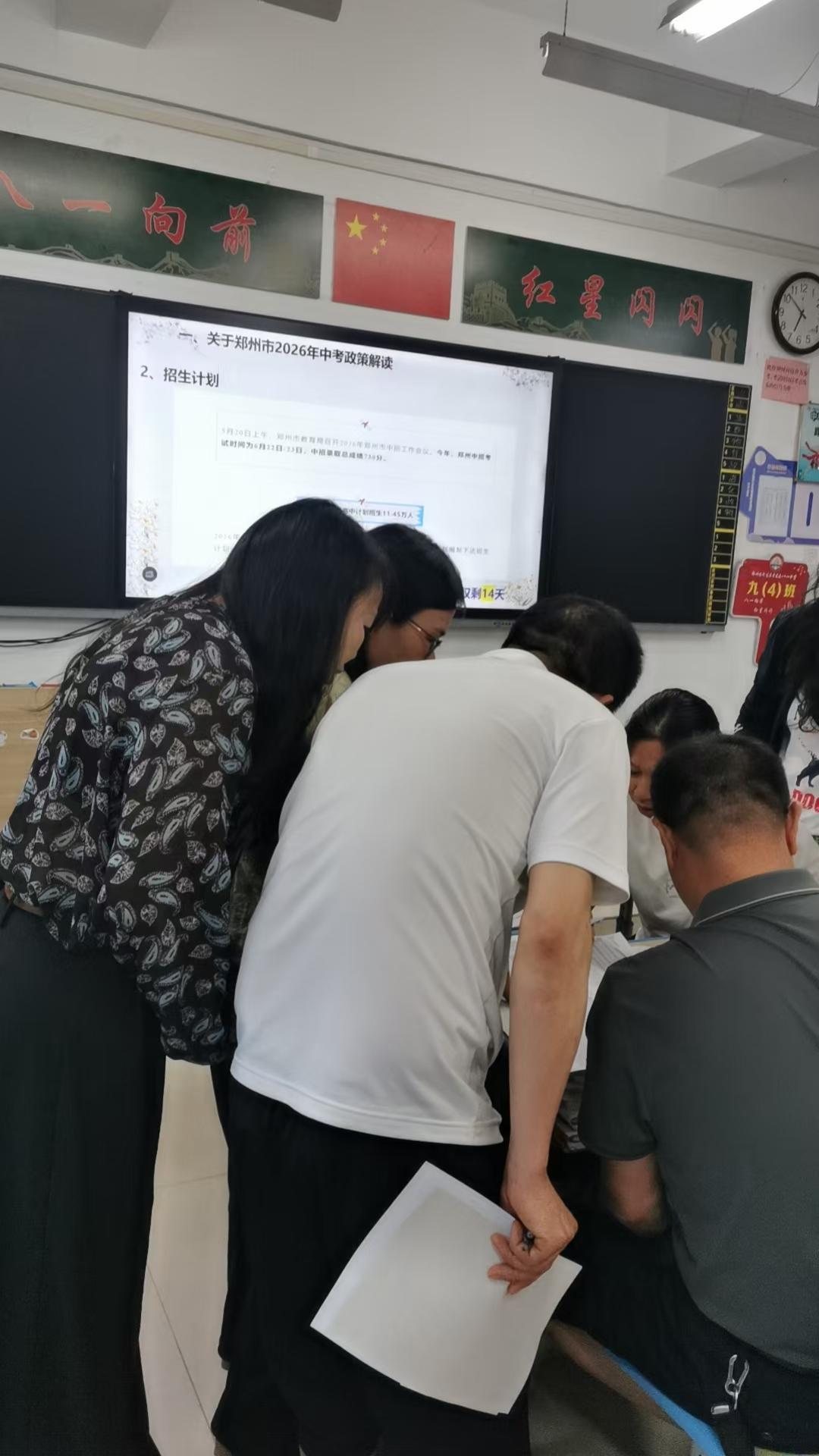 今天是郑州市中招报名的最后一天。我跑遍了我家周边十几个学校，累得我想哭一场！
我