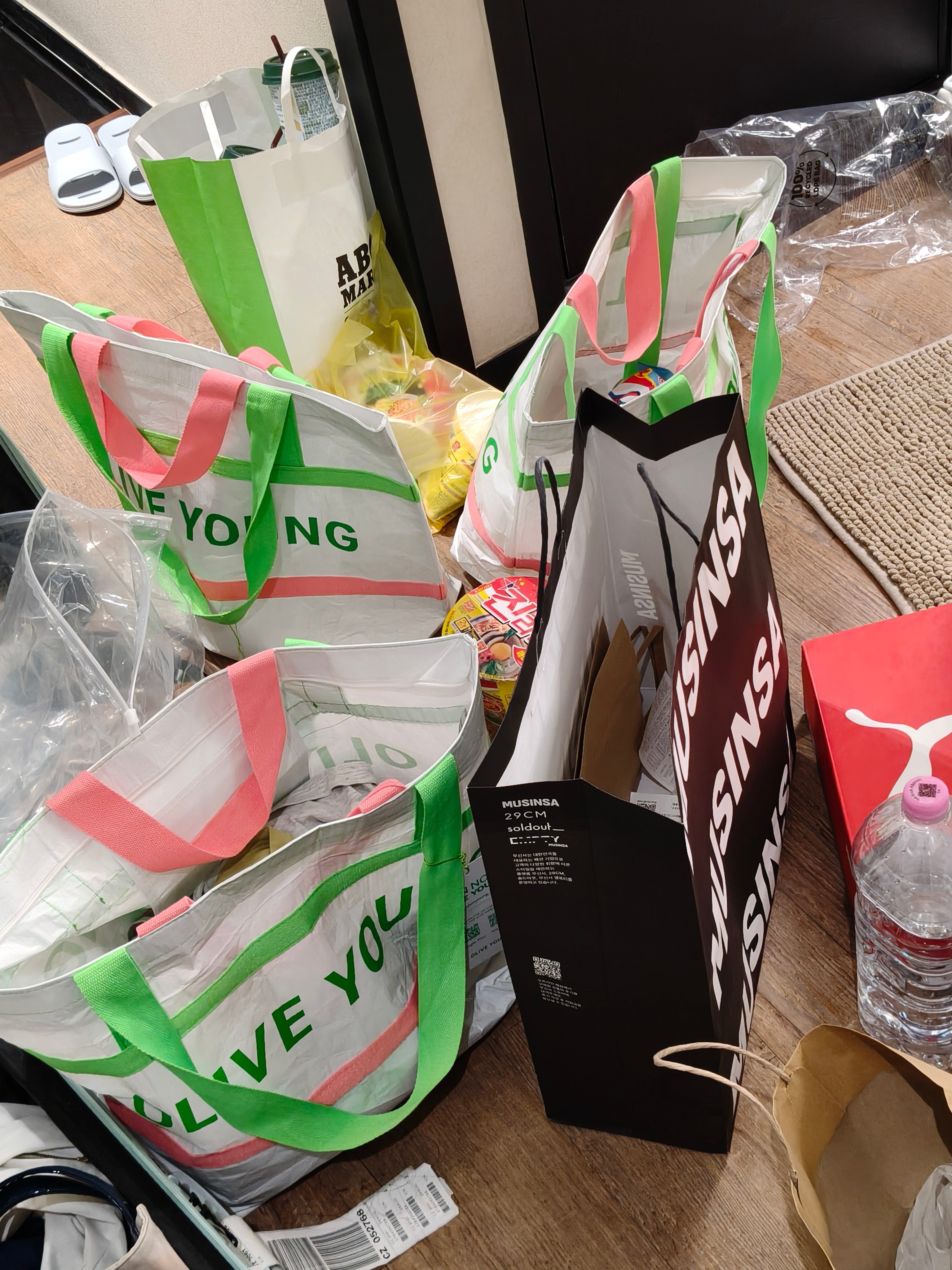 这个小韩太好买了，我护照能不能变成蓝色不走了[拜拜] ​​​