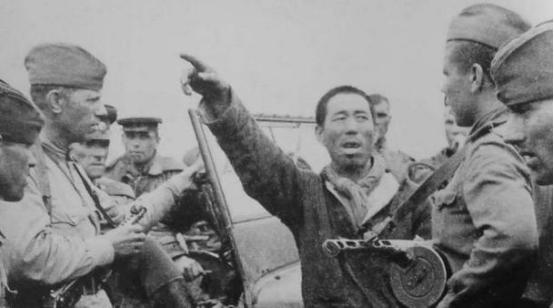 1945年蒋介石正与美国商量，计划利用美国军舰将国民党军队运送至东北，然而，与此